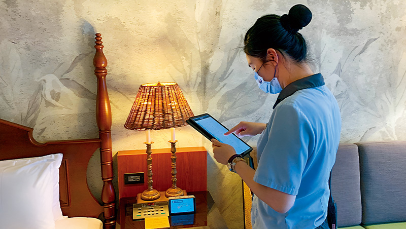 點餐、缺毛巾、水不熱都找他們⋯這樣數位分工，讓櫃檯員不再當傳令兵