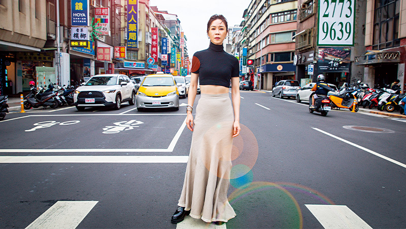 謝盈萱新作《人選之人》成大齡轉職人生寫照：要學當個沒辦法的人