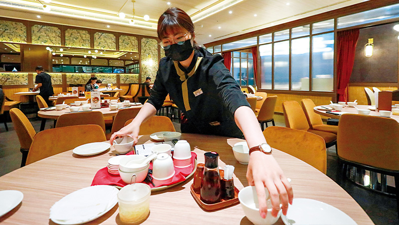 給想工作的人機會》新加坡餐飲龍頭來台，活用身心障礙者當備餐員