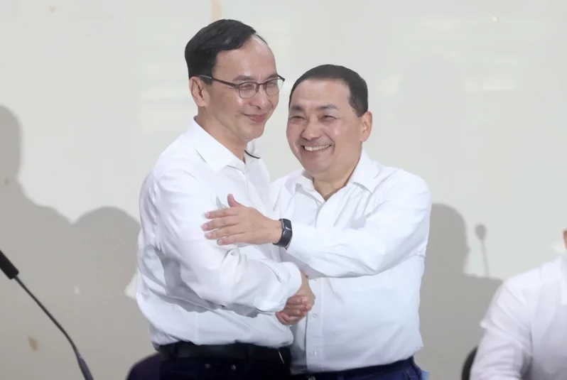 國民黨中常會昨天公布第一波立委提名名單,新北市長侯友宜(右)出席時,與黨主席朱立倫(左)握手擁抱,兩人互動熱絡。