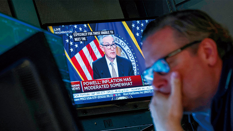 全球衰退幽靈來了！銀行雷爆不完、民眾不買星巴克了，強升息喊卡反映哪3危機