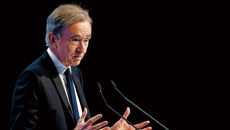 起用Blackpink、刪光IG貼文！把年輕人當第一，如何讓LVMH阿諾變全球首富