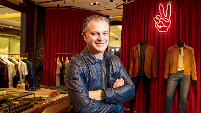 搖滾態度穿上身　星爵、雷神索爾愛牌登台