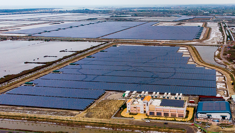 新電力大富翁》巴菲特買充電站、馬斯克賺儲電，台灣誰不發電，卻大發電力財？