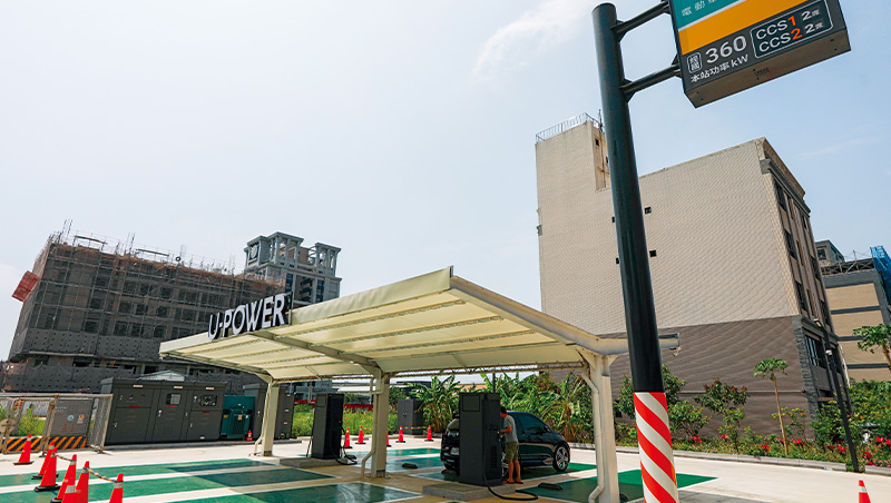 管電，是門好生意》連鎖充電站野蠻擴張、搭車住宿先挑「哪更減碳」