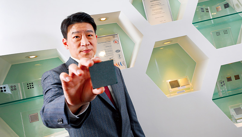 千金股世芯解密》沒富爸爸、一度虧到主管減薪2成，拒賺快錢如何讓它營運創新高