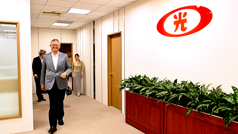 新光金經營權之爭怎發展？大哥吳東進占優勢、洪士琪靠民心才能贏