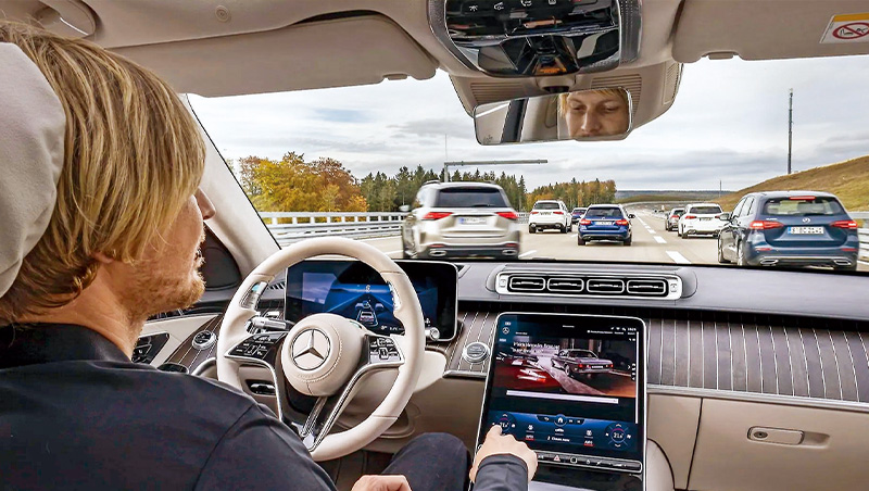 德國直擊》賓士反攻特斯拉老巢，解放雙手的「真自駕車時代」揭幕