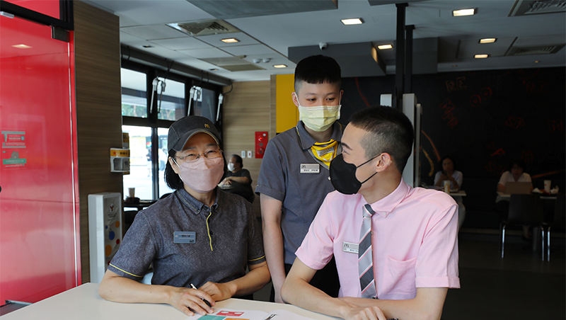 抗缺工》如何讓熟齡夥伴更快上手？養「肌肉記憶」、別一次塞太多東西