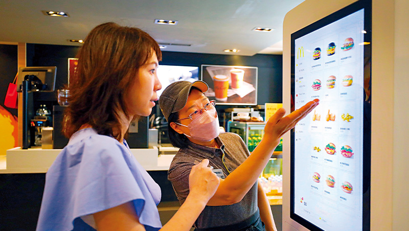 缺工關店潮來襲，他們留任率達8成！麥當勞如何養出銀髮族大軍？