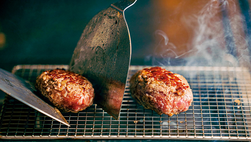 一個人的現烤噴香享受　東京、台北都瘋迷直火漢堡排