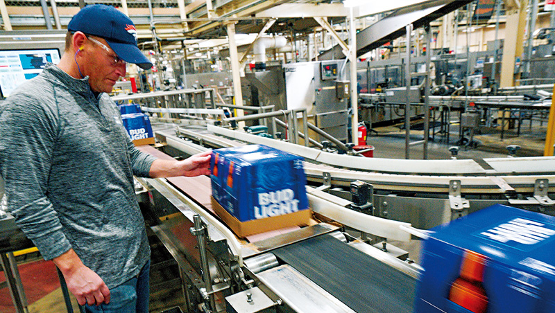 百威找跨性別代言被罵竟切割，兩面討好的結果⋯股價、銷售雙輸 