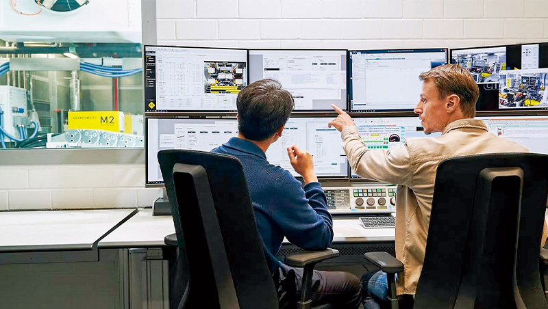 汽車新賽局》車子＝會跑的超級電腦！賓士學Google、蘋果轉型軟體公司