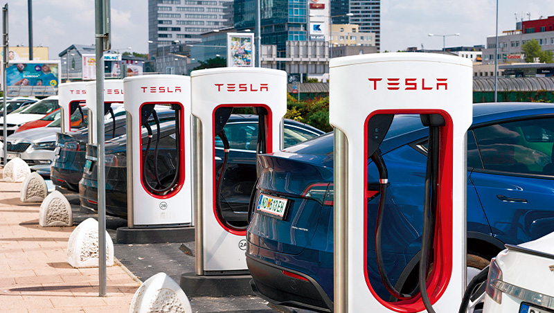 通用、福特都用它的充電系統！揭特斯拉快一步賺「標準化生意」背後盤算