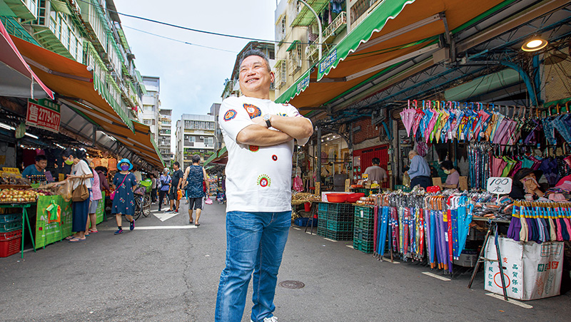 一條石墨烯爆款褲滾出10億！國中學歷的菜市場之子，怎用阿母的擺攤智慧攻下先機