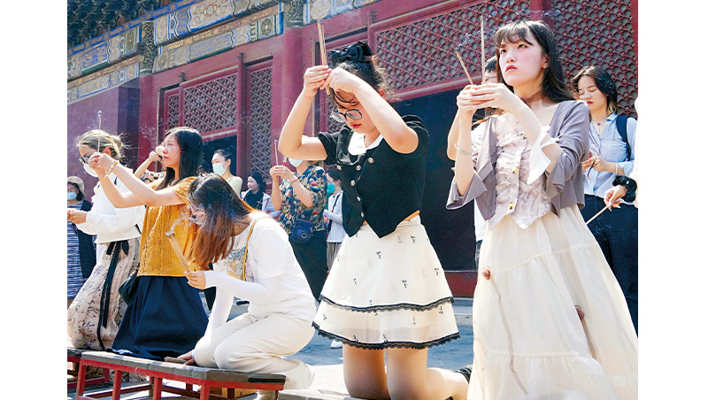 「上班與上進之間，我們選擇上香」30歲中國電商人資：高薪也不開心，我修行去