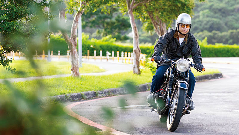 男人的浪漫！他砸千萬買骨董車騎上路