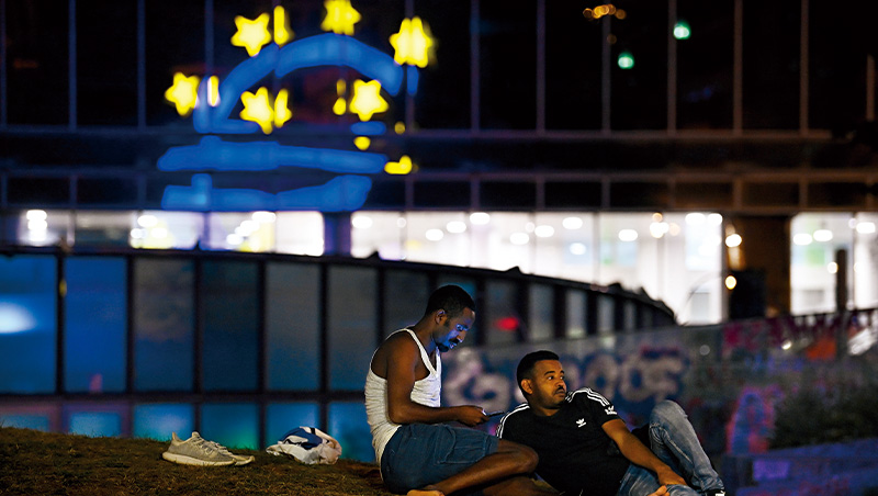 當通膨、AI夾擊人生⋯一篇歐洲人變窮的文章，如何引爆美國人口水戰？ 