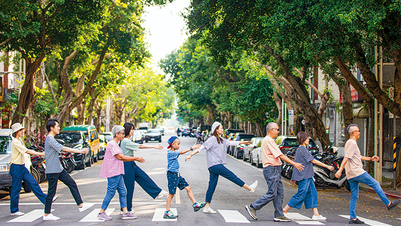 老人愛吃漢堡、年輕人瘋養生⋯30年大調查揭關鍵消費趨勢：全齡商機來了！