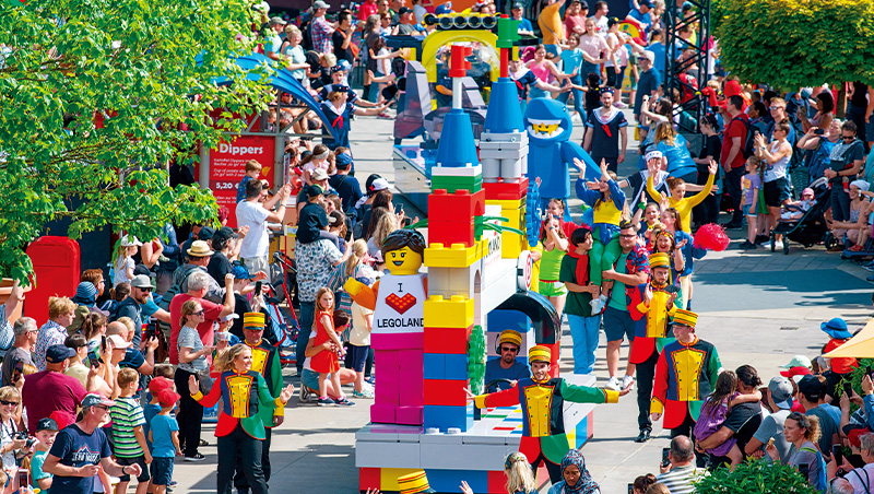 樂高賣玩具給老小孩、New Balance賣復古鞋給Z世代，它們踏出「年齡舒適圈」賣更多