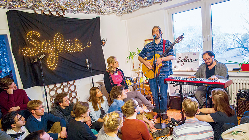 在墓園、溫室驚喜開唱！歌手、地點保密變賣點，「盲盒演唱會」搶破頭 
