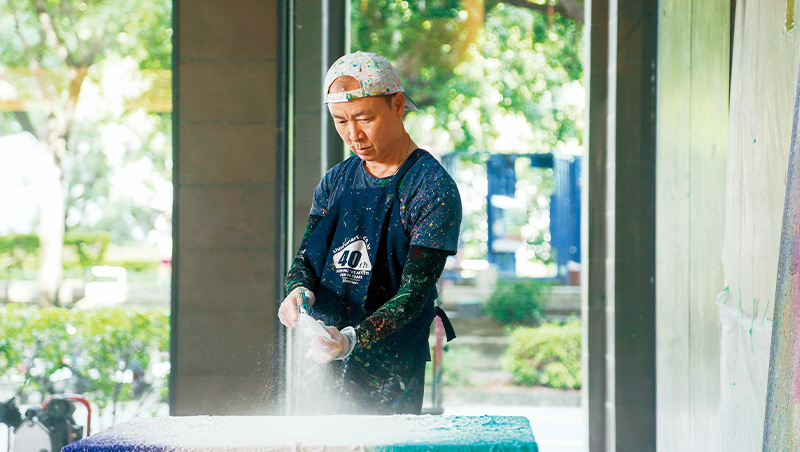 18歲拿五百元闖天下　高雄房產大亨斜槓抽象畫家 