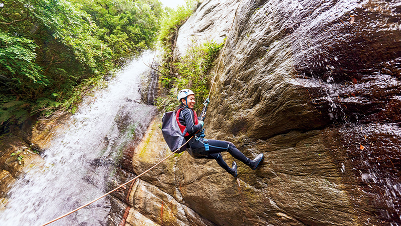 新手玩溪降》深入南澳鹿角溪　垂降水上樂園