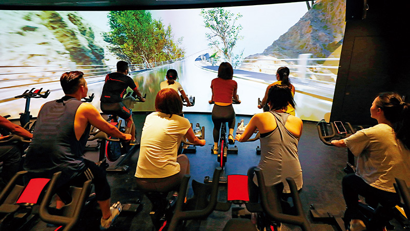 健身房再進化　騎飛輪遊歐洲、搬來日本澡堂