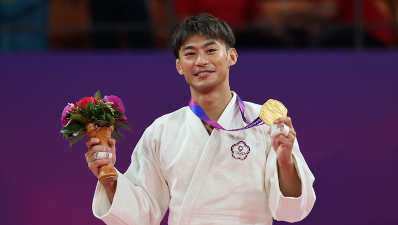 杭州亞運傳出捷報！台灣柔道好手楊勇緯奪下柔道60公斤級金牌，賽後他激動落淚，感謝一路以來幫助過他的人。