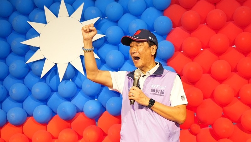 郭台銘連署書逾103萬份，史上第二多！會選到底或「與柯同行」？