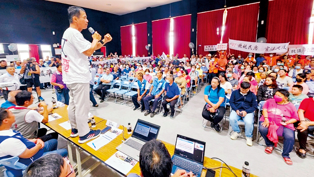 8月底一場說明會上，桃園觀音居民高舉抗議旗幟，要政府撤銷當地3家SRF建廠執照，里長甚至跳上桌表達反對情緒。