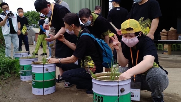 台灣東洋志工帶領樂山院及真善美院生至「東洋田」體驗無毒稻米耕種，除了實踐食農教育，也讓孩子們在親手插秧過程感受自然療癒的力量。