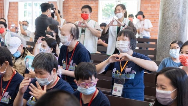 台灣東洋志工至樂山教養院拜訪院生，欣賞孩子們天真無邪的舞蹈表演，也一同跳舞同樂，在一整天的密切互動過程激發對生命的熱情。