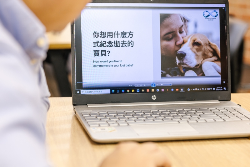 寵物元宇宙以永恆情感寄託為出發點，搭載「AI人工智慧仿生寵物」與「虛擬實境元宇宙技術」，打造全新的人際社交、寵物陪伴與寵物生命紀念系統。