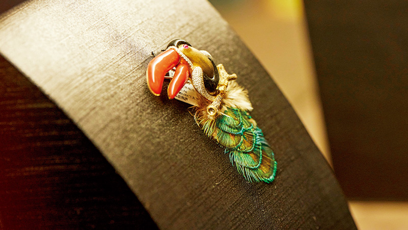 貝殼鑲木咖啡桌、青花瓷托特包，「方國強牌」家飾親友搶要