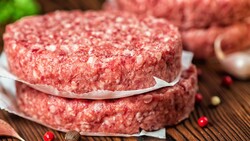 植物肉還不夠！這間企業挑戰從培養皿中「種出」牛肉漢堡