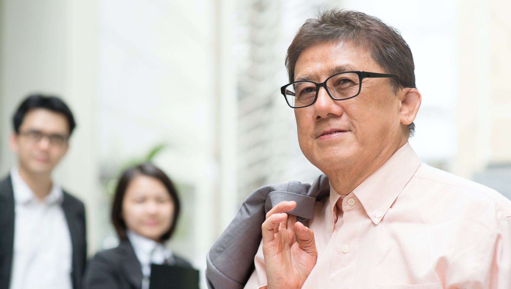 年過45歲「資深員工」求職好難！人資專家教你5個具體應對策略