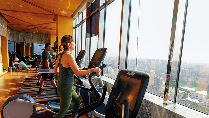 每天健身、72小時飛3國巡店：只喝全糖飲料的鐵人女董