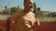 60歲是「第三次青春期」！他61歲衝出人生最佳馬拉松成績：撐過了，你會重生