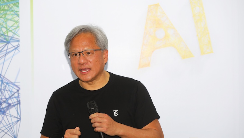 黃仁勳又來台，為第二波AI熱潮添柴！資深投資人：台廠將吃香喝辣好幾年