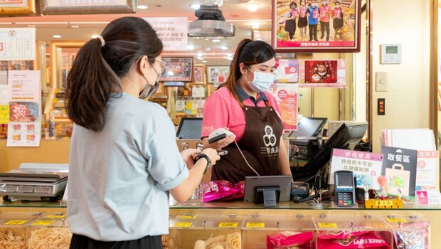 半世紀零食老店二代拚數位轉型 3招行銷心法，吸引年輕顧客上門