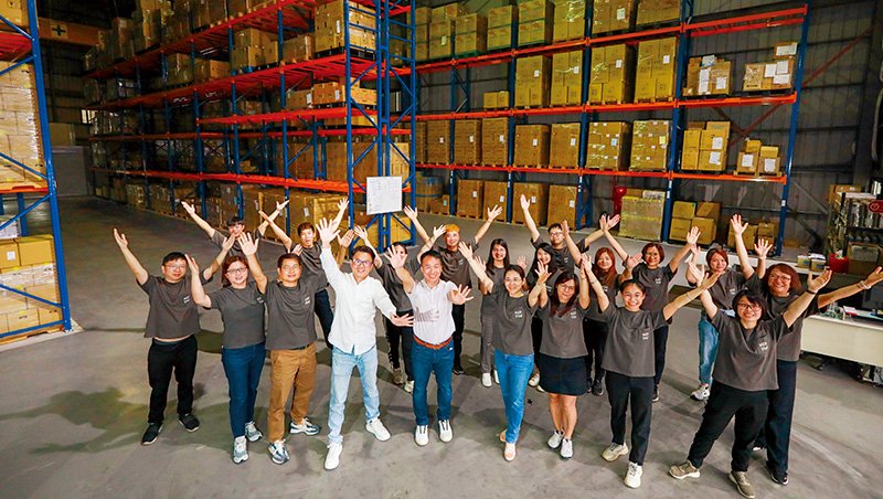 不插手做原料、出海卻「全自助」，拆解KOI供應鏈關鍵3招