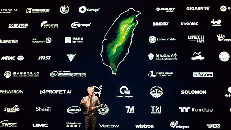 黃仁勳AI台灣隊出列