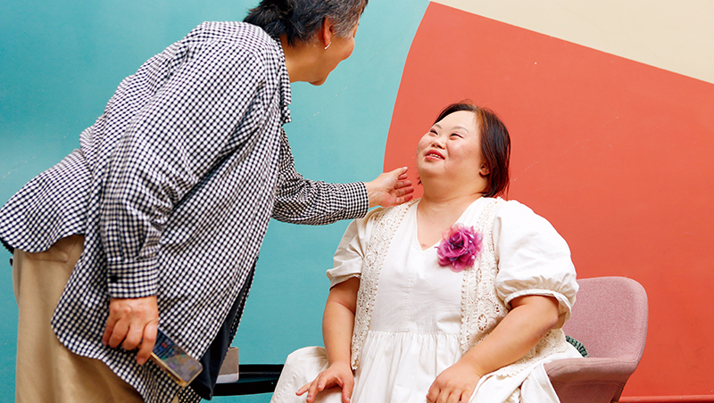 韓劇《我們的藍調時光》唐氏症畫家登台　鄭恩惠被繪畫拯救的人生