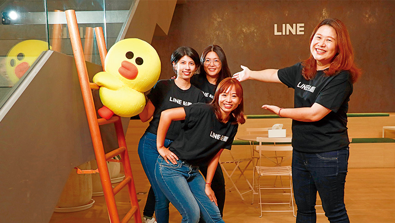 使台灣貼圖明星與米奇、凱蒂貓分庭抗禮，這支Line 20人團隊如何做到