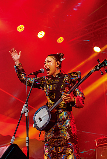 拿三弦玩重金屬的台灣女孩　登美國達人秀讓毒舌評審也喝彩