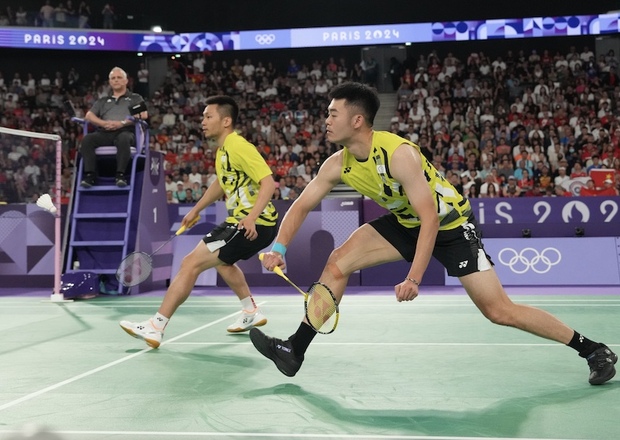 李洋、王齊麟在金牌賽與世界排名的中國組合對抗。