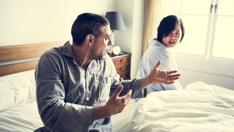 不是玩笑，是冷暴力！伴侶的「這些」貶低行為，正在摧毀你的自信