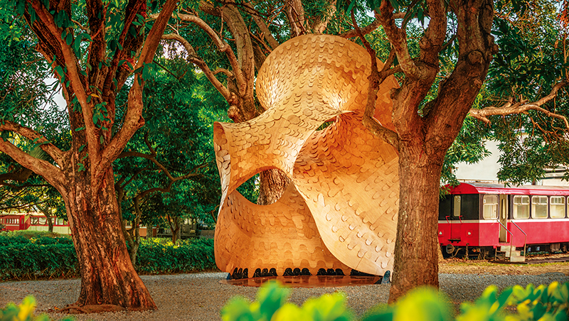 在新科技與老工藝碰撞現場，看機器人蓋房、竹片組家具