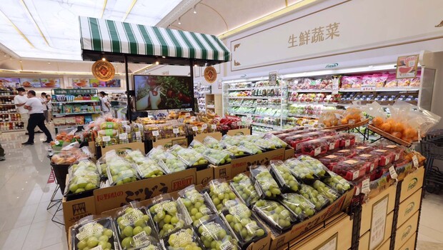 引進生鮮蔬果、肉品海鮮與各類進口食材與在地限定商品等。